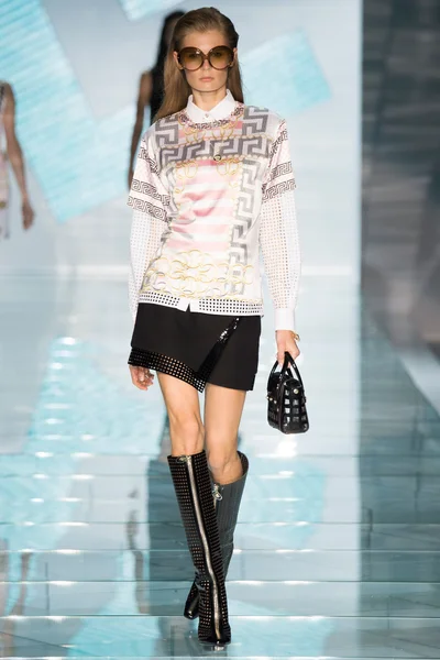 Look 15